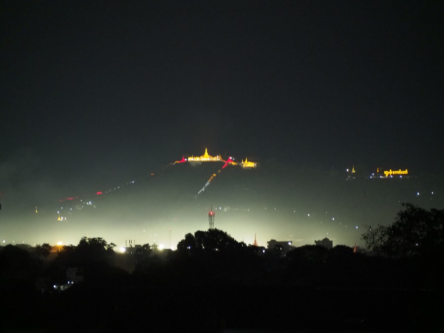 Mandalay Hill im Licht der Nacht